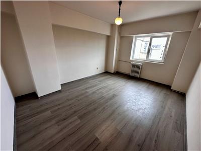 Vanzare apartament 3 camere, decomandat, Ploiest, zona Ion Maiorescu