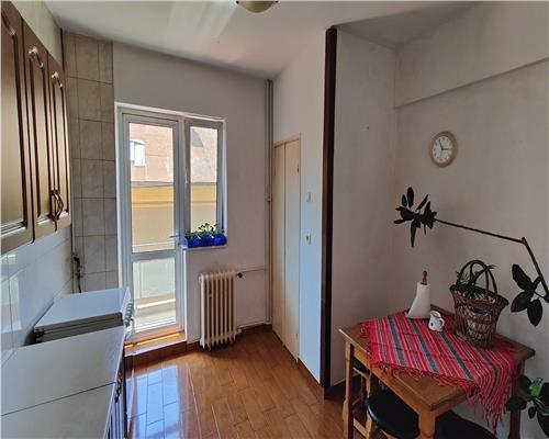 Apartament spatios, 4 camere, parcare si boxa, ultracentral, Ploiesti