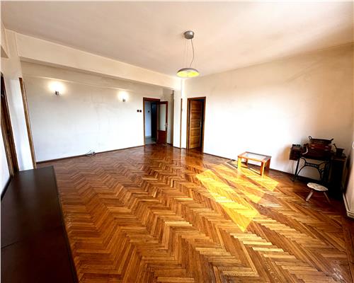 Vanzare apartament 4 camere,  garaj si boxa, in Ploiesti, zona centrala