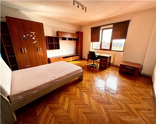 Vanzare apartament 4 camere,  garaj si boxa, in Ploiesti, zona centrala