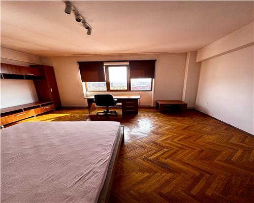 Vanzare apartament 4 camere,  garaj si boxa, in Ploiesti, zona centrala