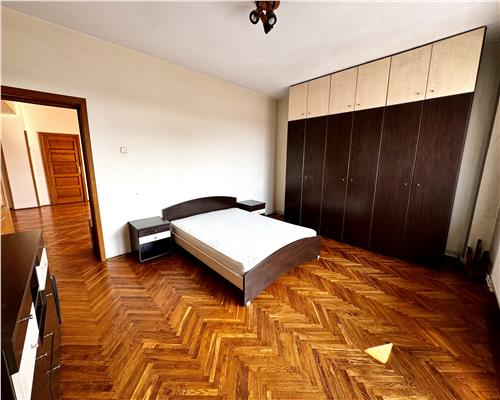 Vanzare apartament 4 camere,  garaj si boxa, in Ploiesti, zona centrala