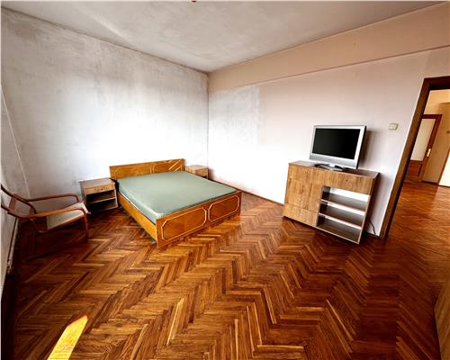 Vanzare apartament 4 camere,  garaj si boxa, in Ploiesti, zona centrala