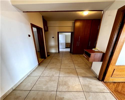 Vanzare apartament 4 camere,  garaj si boxa, in Ploiesti, zona centrala