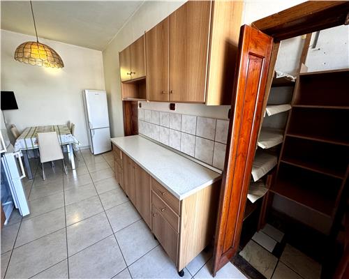 Vanzare apartament 4 camere,  garaj si boxa, in Ploiesti, zona centrala