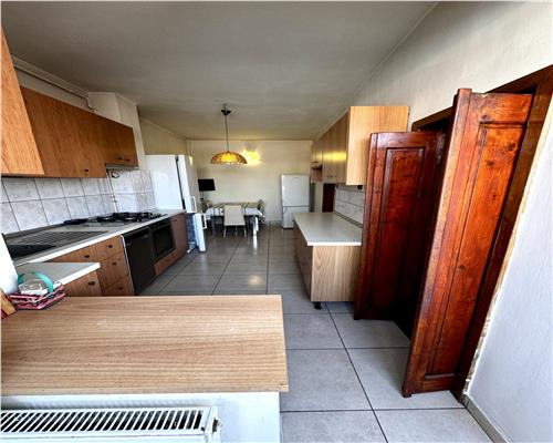 Vanzare apartament 4 camere,  garaj si boxa, in Ploiesti, zona centrala