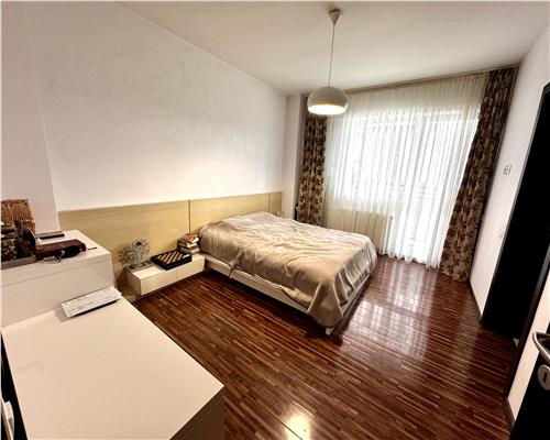 Vanzare apartament 4 camere, garaj si boxa, in Ploiesti, zona 9 Mai