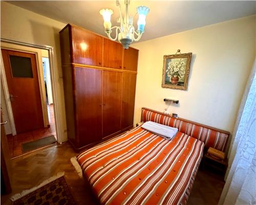 Vanzare apartament 4 camere, boxa si garaj propriu, in Ploiesti, zona Bd. Castanilor