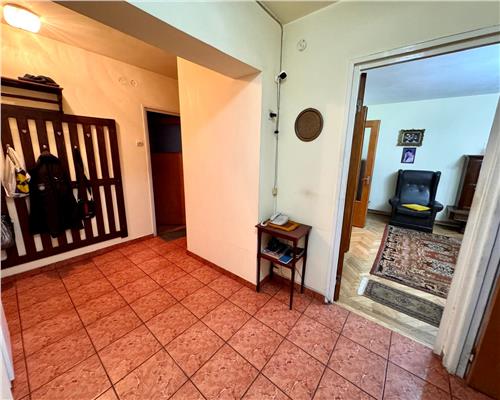 Vanzare apartament 4 camere, boxa si garaj propriu, in Ploiesti, zona Bd. Castanilor