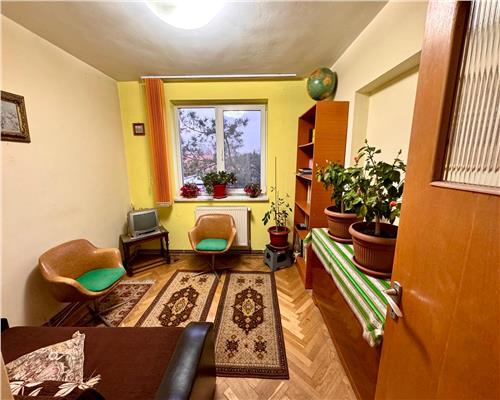 Vanzare apartament 4 camere, boxa si garaj propriu, in Ploiesti, zona Bd. Castanilor