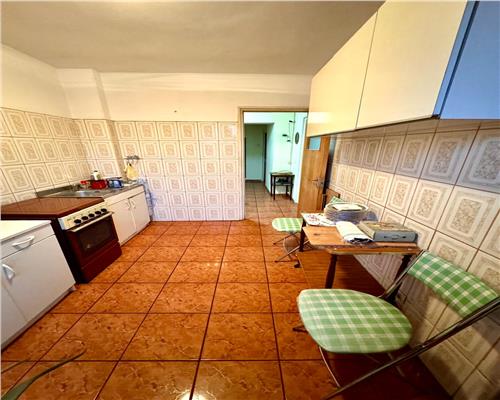 Vanzare apartament 4 camere, boxa si garaj propriu, in Ploiesti, zona Bd. Castanilor