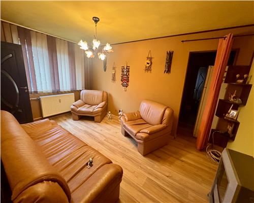 Vanzare apartament 3 camere, în Ploie?ti, zona Vest, Piata Aurora