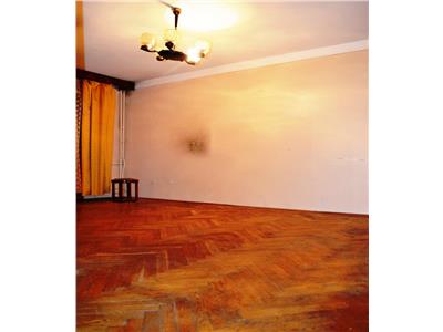 Vanzare apartament 3 camere, decomandat, zona Bd. Republicii, Ploiesti